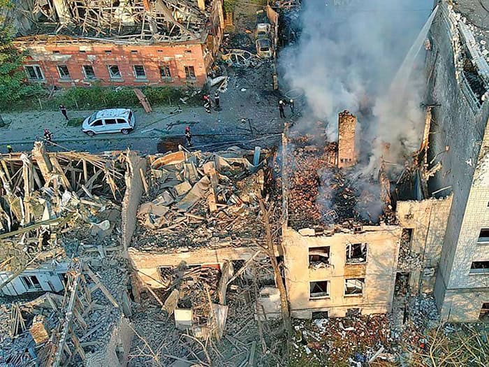 Musiker aus Dresden und Berlin wollen gemeinsam mit Kollegen aus der Ukraine in der vom russischen Angriffskrieg betroffenen Stadt Lwiw spielen (Archivbild). / Foto: Uncredited/State Emergency Service of Ukraine/AP/dpa