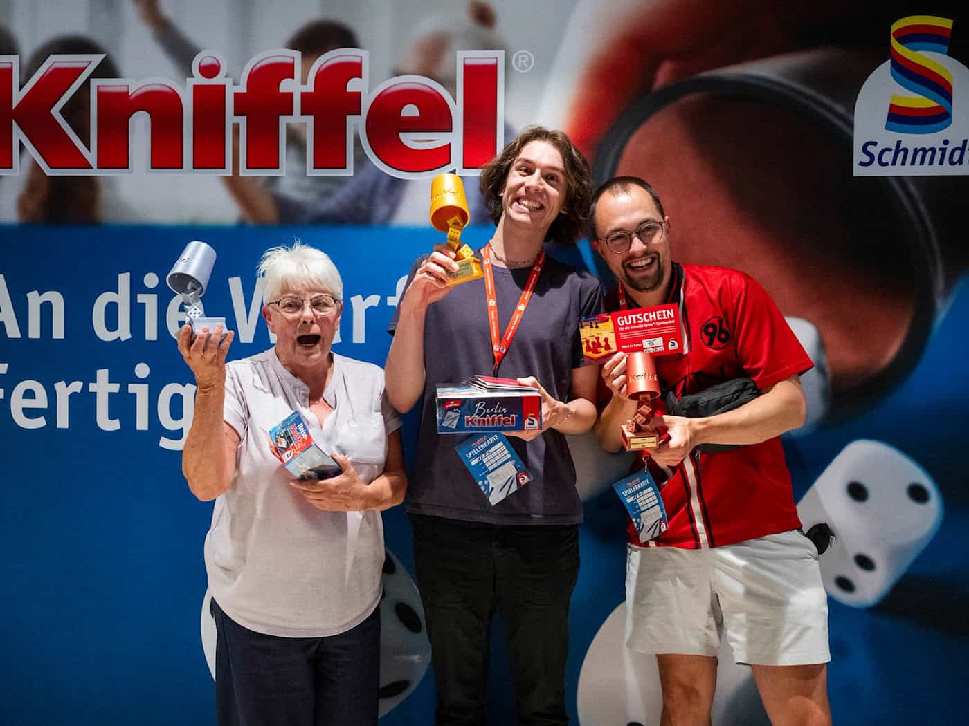 Die Besten: Katharina Lehmann (2. Platz, l-r), Lennart Fiedler (1. Platz), und Nico Richard (3. Platz). / Foto: Christophe Gateau/dpa