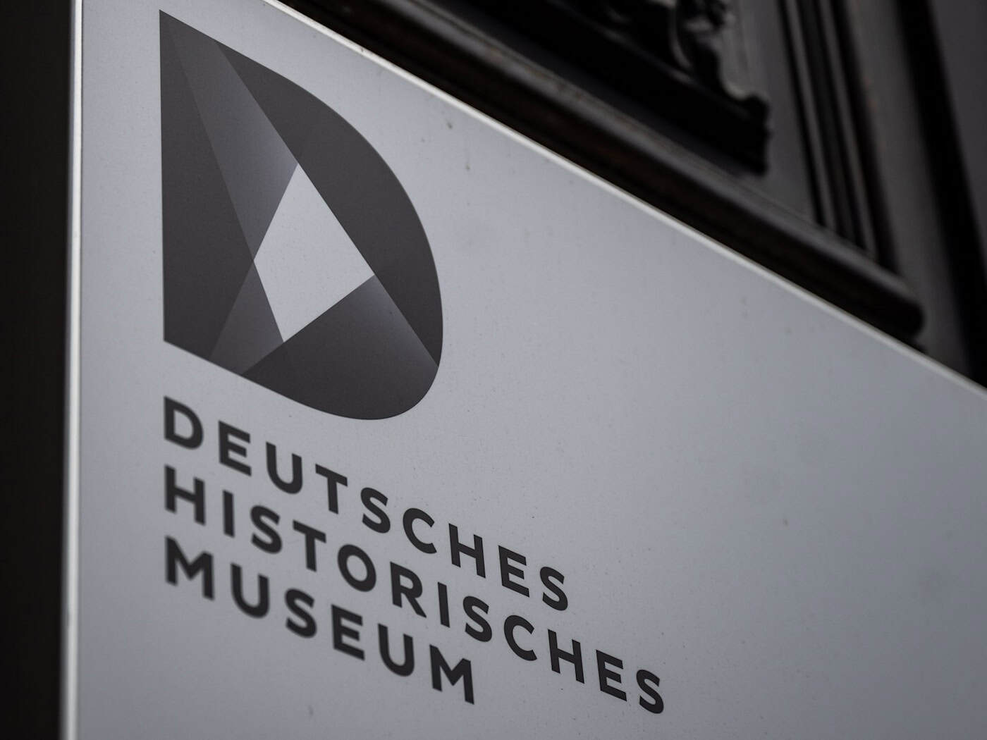 Das Deutsche Historische Museum gibt ein Bronzerelief des belgischen Bildhauers Frans Huygelen an die belgische Stadt Dinant zurück. (Archivbild) / Foto: Monika Skolimowska/dpa