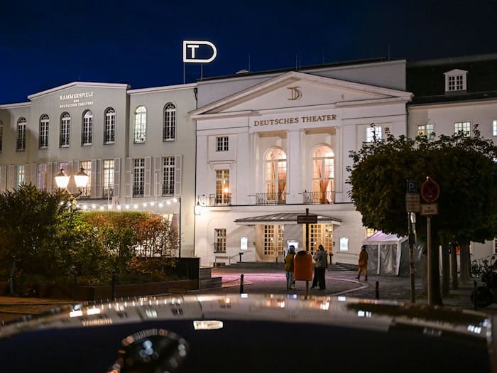 Das Deutsche Theater in Berlin spielt nun auch draußen. (Archivbild) / Foto: Jens Kalaene/dpa