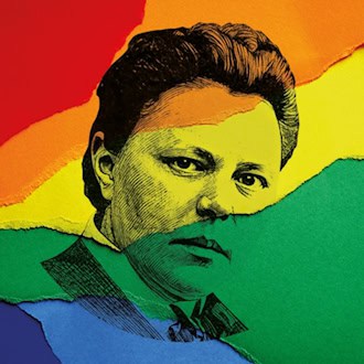 Die lesbische Aktivistin und Autorin Johanna Elberskirchen (1864-1943) um 1905 vor dem Hintergrund einer Regenbogenflagge.