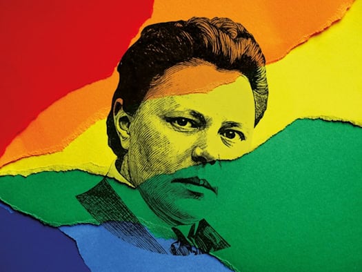 Die lesbische Aktivistin und Autorin Johanna Elberskirchen (1864-1943) um 1905 vor dem Hintergrund einer Regenbogenflagge.