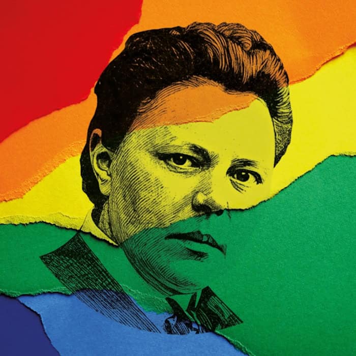 Die lesbische Aktivistin und Autorin Johanna Elberskirchen (1864-1943) um 1905 vor dem Hintergrund einer Regenbogenflagge.