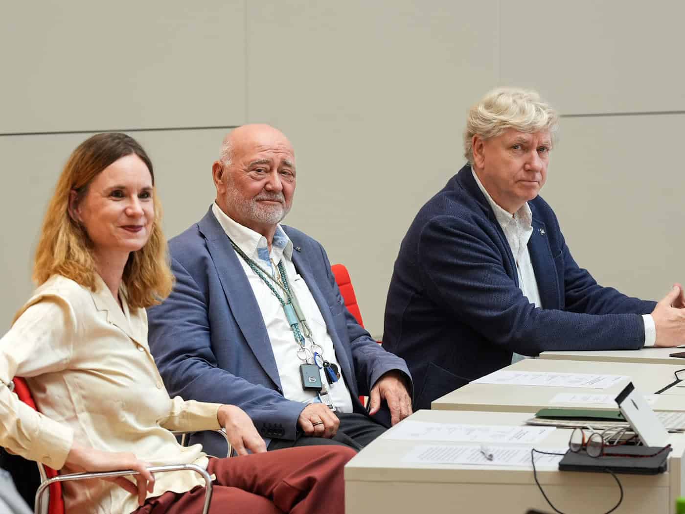 Die drei früheren Brandenburger BSW-Landtagsabgeordneten André von Ossowski, Reinhard Simon und Melanie Matzies sind nun eine Gruppe im Landtag. / Foto: Soeren Stache/dpa