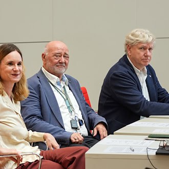 Die drei früheren Brandenburger BSW-Landtagsabgeordneten André von Ossowski, Reinhard Simon und Melanie Matzies sind nun eine Gruppe im Landtag. / Foto: Soeren Stache/dpa