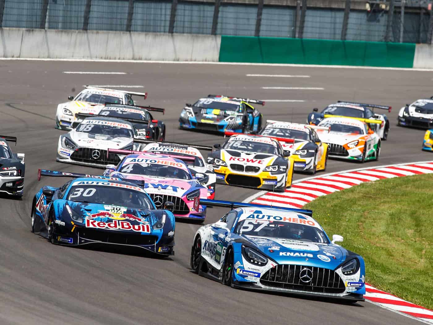 Die Veranstalter der DTM stellen auf dem Lausitzring Wasserspender auf. (Archivbild) / Foto: Juergen Tap/Hoch Zwei/dpa