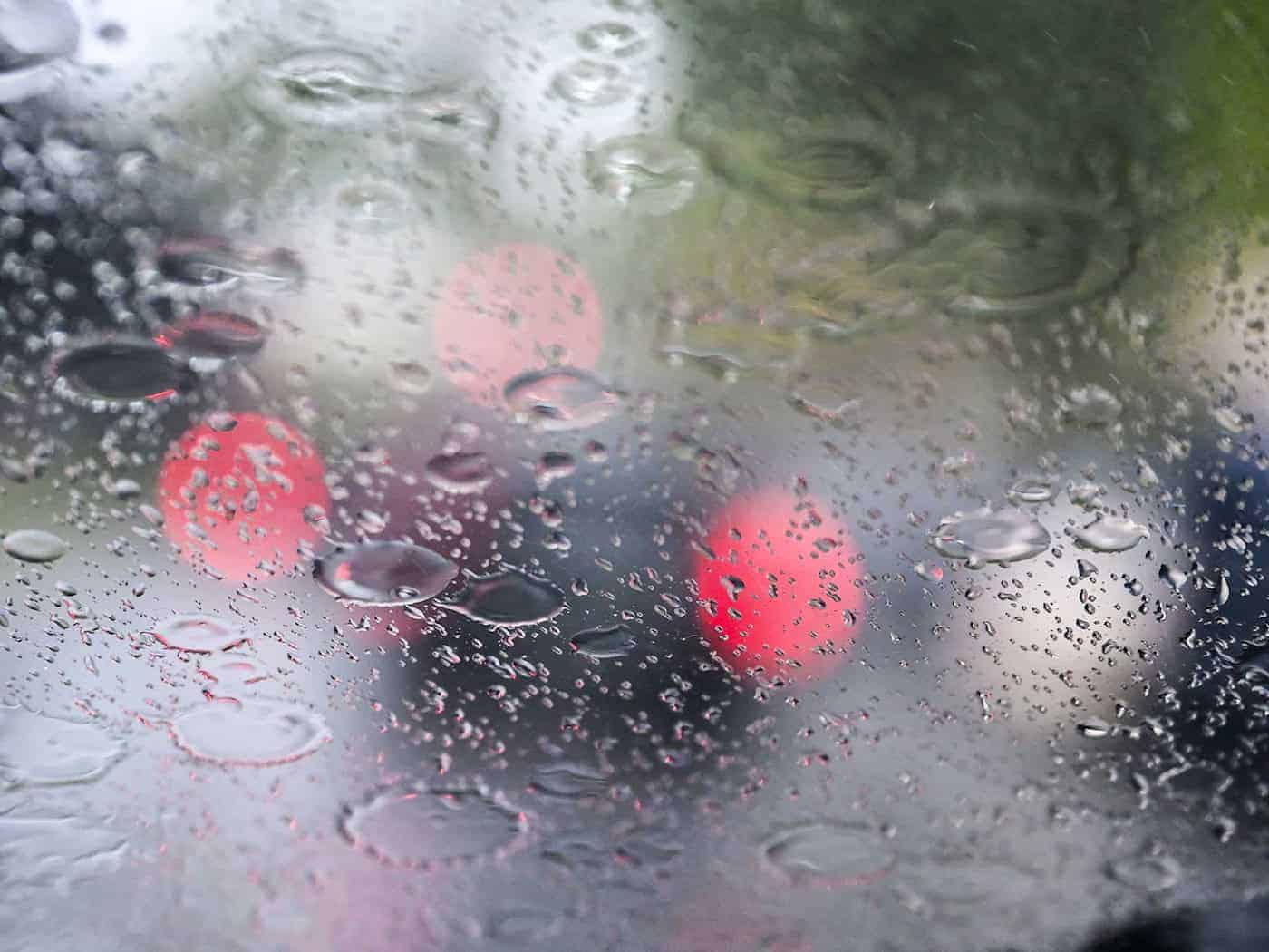 Nach einer Warnung des Deutschen Wetterdienstes drohen schwere Gewitter. (Archivbild) / Foto: Jens Kalaene/dpa