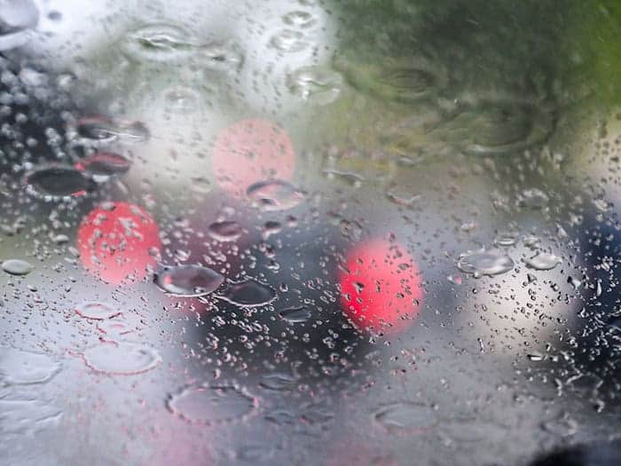 Nach einer Warnung des Deutschen Wetterdienstes drohen schwere Gewitter. (Archivbild) / Foto: Jens Kalaene/dpa