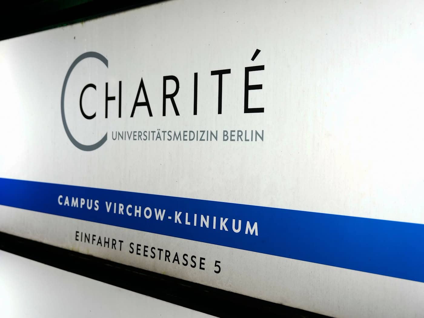 Auf dem Campus Virchow Klinikum der Berliner Charité befindet sich eine Sonderisolierstation zur Behandlung von Patienten mit gefährlichen Infektionskrankheiten. (Archivbild)  / Foto: Sven Kaeuler/dpa
