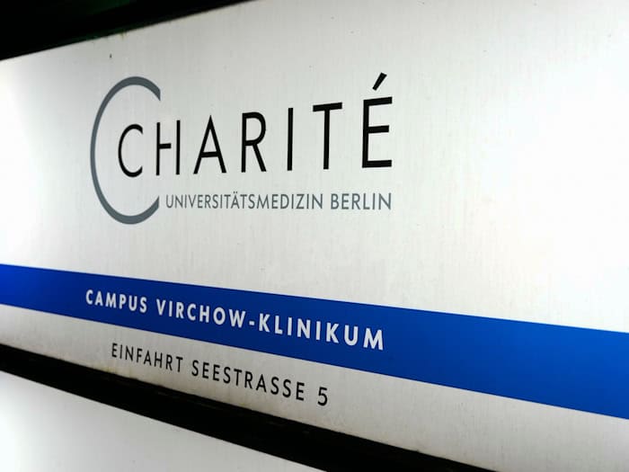 Auf dem Campus Virchow Klinikum der Berliner Charité befindet sich eine Sonderisolierstation zur Behandlung von Patienten mit gefährlichen Infektionskrankheiten. (Archivbild)  / Foto: Sven Kaeuler/dpa