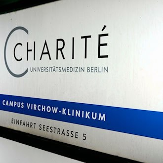 Auf dem Campus Virchow Klinikum der Berliner Charité befindet sich eine Sonderisolierstation zur Behandlung von Patienten mit gefährlichen Infektionskrankheiten. (Archivbild)  / Foto: Sven Kaeuler/dpa
