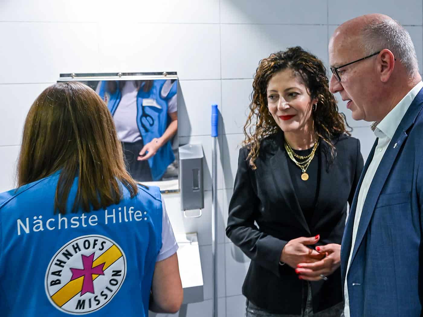 Berlins Regierender Bürgermeister Kai Wegner (CDU) besuchte das Hygienecenter der Stadtmission am Bahnhof Zoo, in dem obdachlose Menschen duschen können. / Foto: Jens Kalaene/dpa