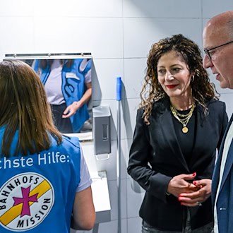 Berlins Regierender Bürgermeister Kai Wegner (CDU) besuchte das Hygienecenter der Stadtmission am Bahnhof Zoo, in dem obdachlose Menschen duschen können. / Foto: Jens Kalaene/dpa