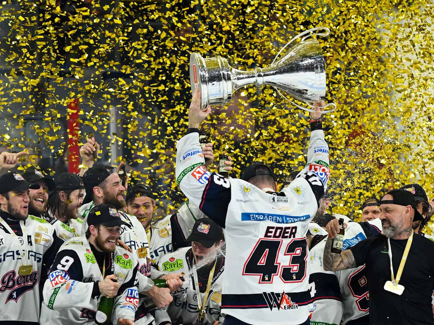 Die Eisbären Berlin wollen am Ende der neuen DEL-Spielzeit wieder feiern. (Archivbild) / Foto: Florian Wiegand/dpa