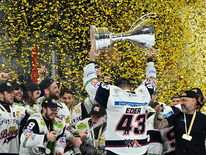 Die Eisbären Berlin wollen am Ende der neuen DEL-Spielzeit wieder feiern. (Archivbild) / Foto: Florian Wiegand/dpa