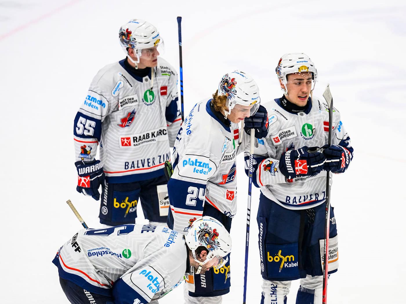 Noel Saffran (r) geht in der kommenden Saison für die Eisbären auf Torejagd. (Archivbild) / Foto: Tom Weller/dpa