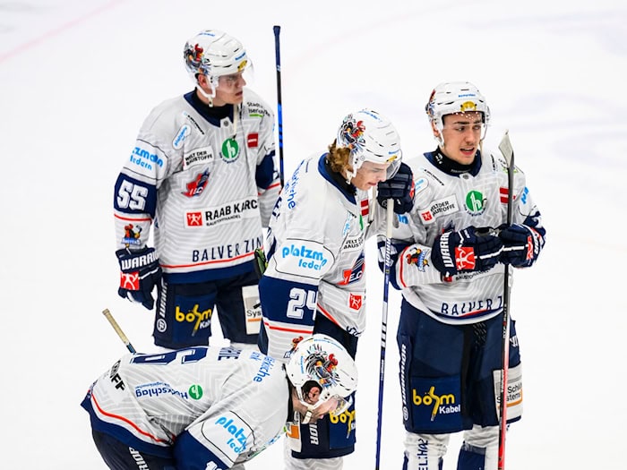 Noel Saffran (r) geht in der kommenden Saison für die Eisbären auf Torejagd. (Archivbild) / Foto: Tom Weller/dpa