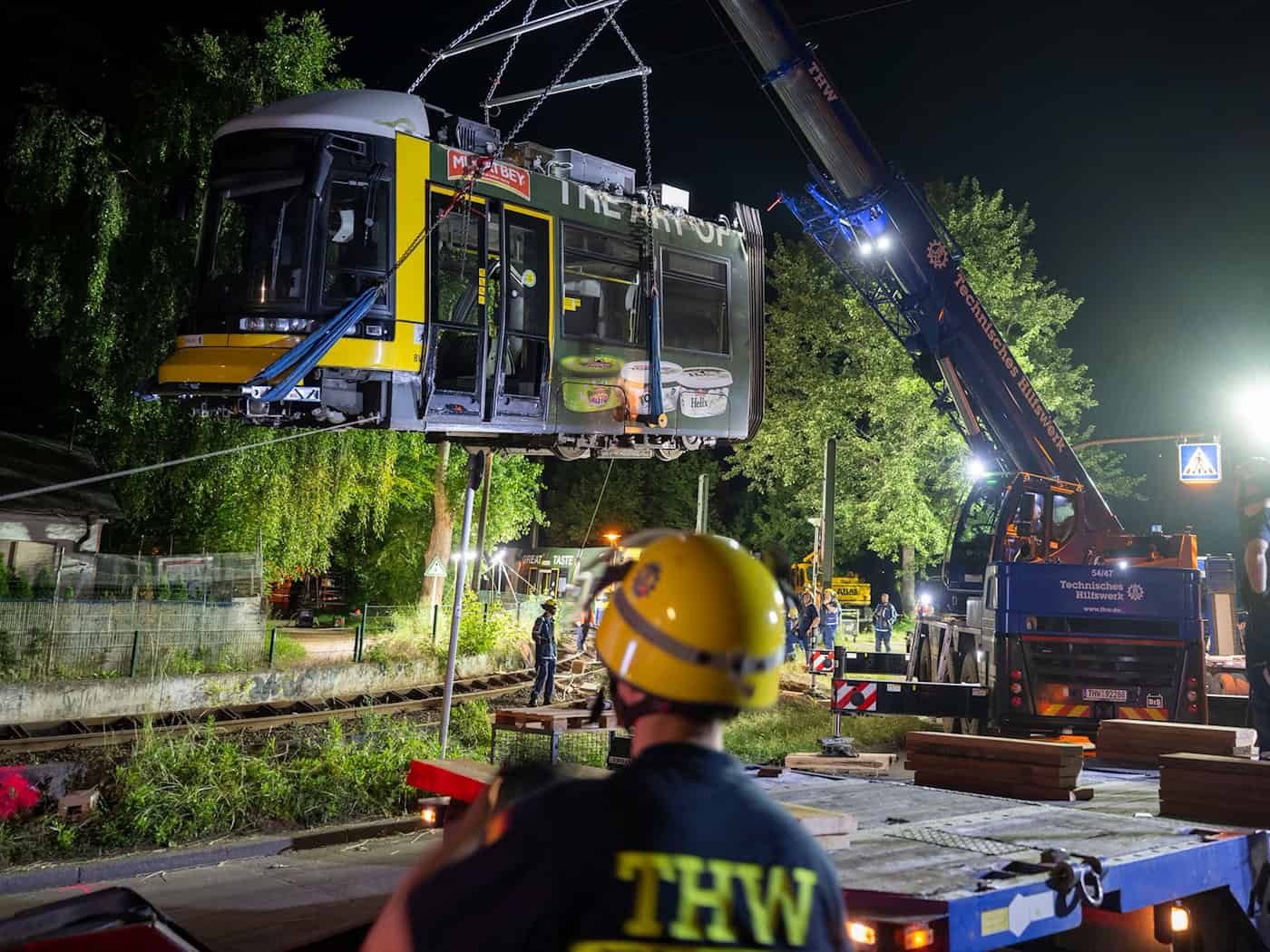 Ein Kran hebt die Straßenbahn aus dem Gleis. / Foto: Christophe Gateau/dpa