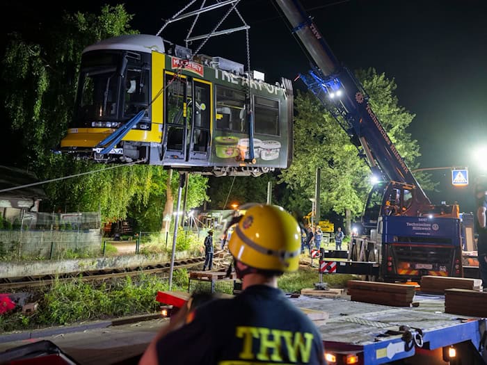Ein Kran hebt die Straßenbahn aus dem Gleis. / Foto: Christophe Gateau/dpa