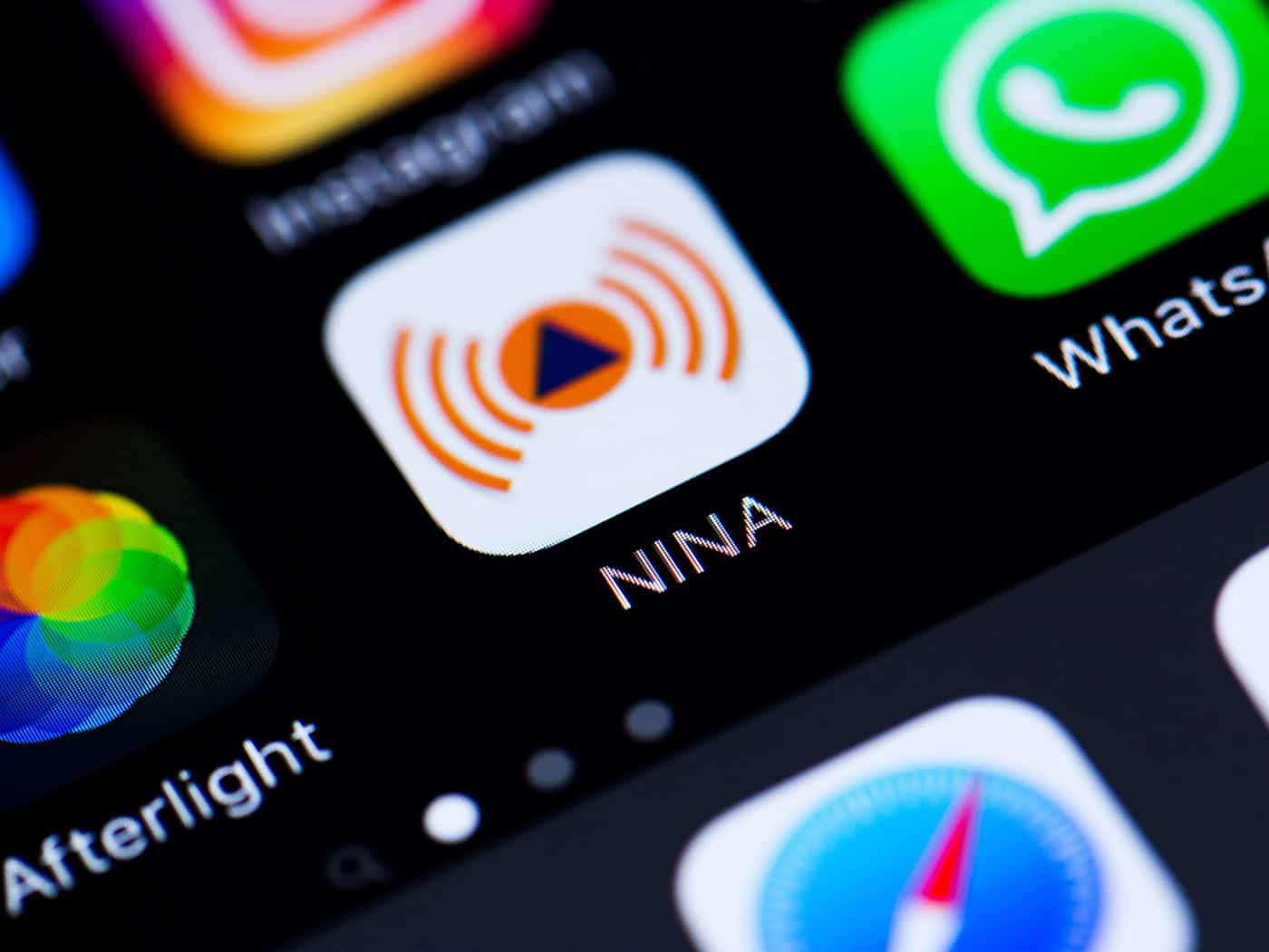 Das Bundesamt für Bevölkerungsschutz und Katastrophenhilfe rief die Menschen im betroffenen Gebiet unter anderem über Warn-Apps auf, Fenster und Türen geschlossen zu halten. (Symbolbild) / Foto: Rolf Vennenbernd/dpa