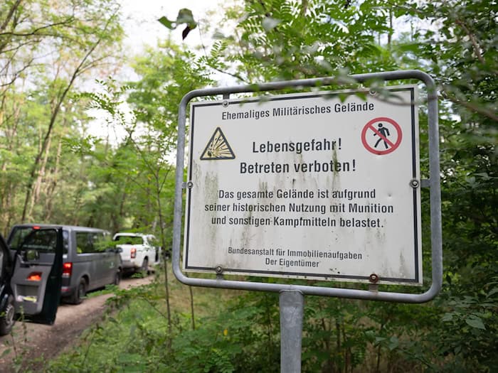Die Gohrischheide gilt wegen der dort im Boden liegenden Altmunition als besonders schwierig für Löscharbeiten. (Archivbild) / Foto: Sebastian Kahnert/dpa