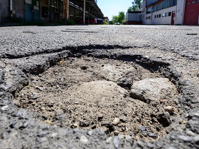 Das Verkehrsministerium bittet um eine vorsichtige Fahrweise. (Archivbild) / Foto: Patrick Pleul/dpa