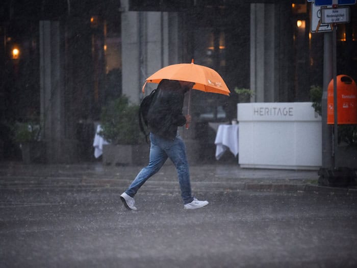 Bei Schauern und teilweise Starkregen erwarten die Wetterexperten am Mittwoch Temperaturen von maximal 22 Grad, am Donnerstag und Freitag maximal 20 Grad. (Archivbild) / Foto: Bernd von Jutrczenka/dpa