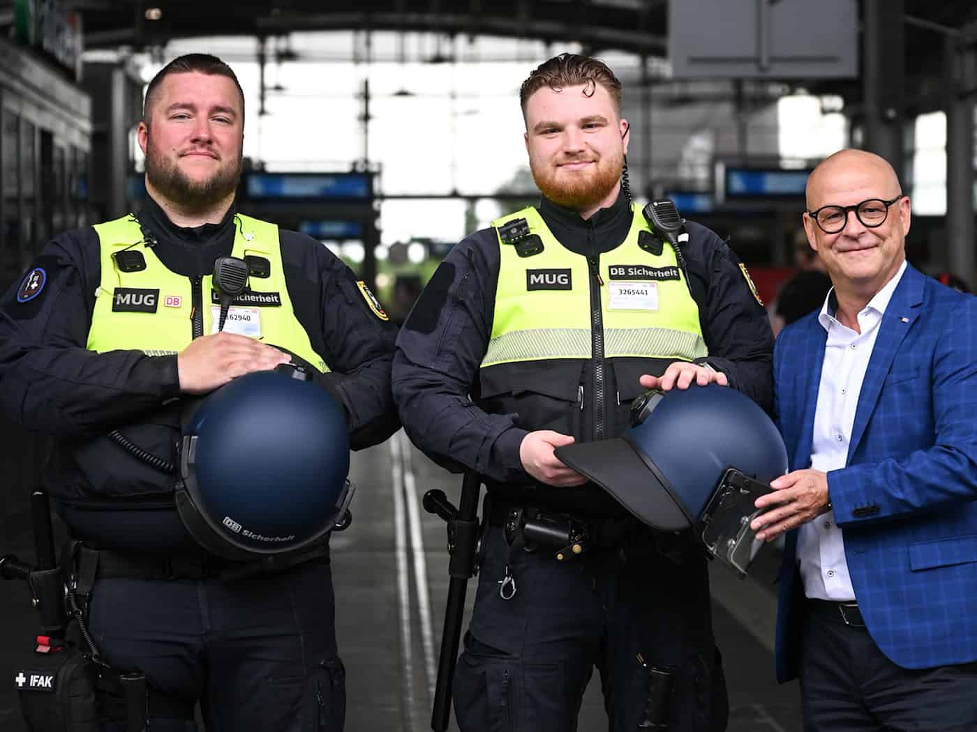 Die beiden Initiatoren des Pilotenprojekts mit ihren Schutzhelmen.  / Foto: Britta Pedersen/dpa