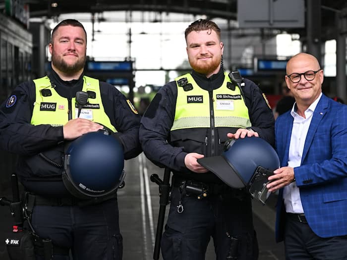 Die beiden Initiatoren des Pilotenprojekts mit ihren Schutzhelmen.  / Foto: Britta Pedersen/dpa