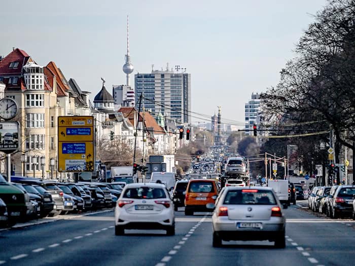 In Berlin ist die Zahl der privaten Autos zuletzt leicht gesunken. (Archivbild) / Foto: Britta Pedersen/dpa