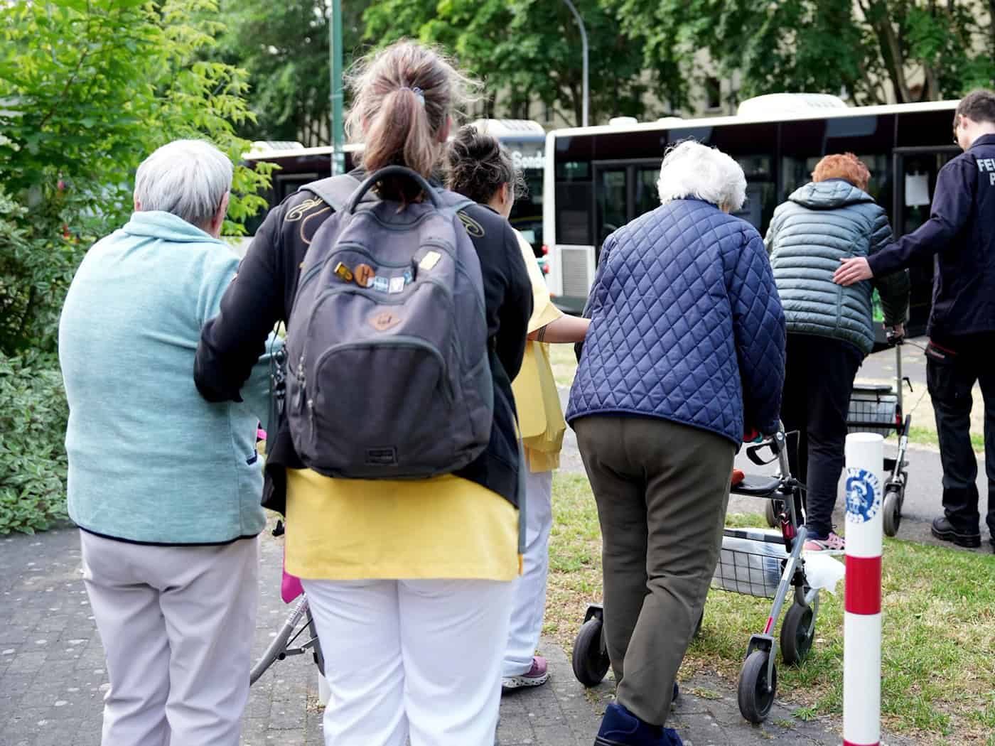 Tausende Menschen mussten am Morgen ihre Wohnungen verlassen.  / Foto: Sven Kaeuler/dpa