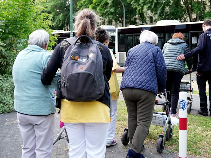 Tausende Menschen mussten am Morgen ihre Wohnungen verlassen.  / Foto: Sven Kaeuler/dpa