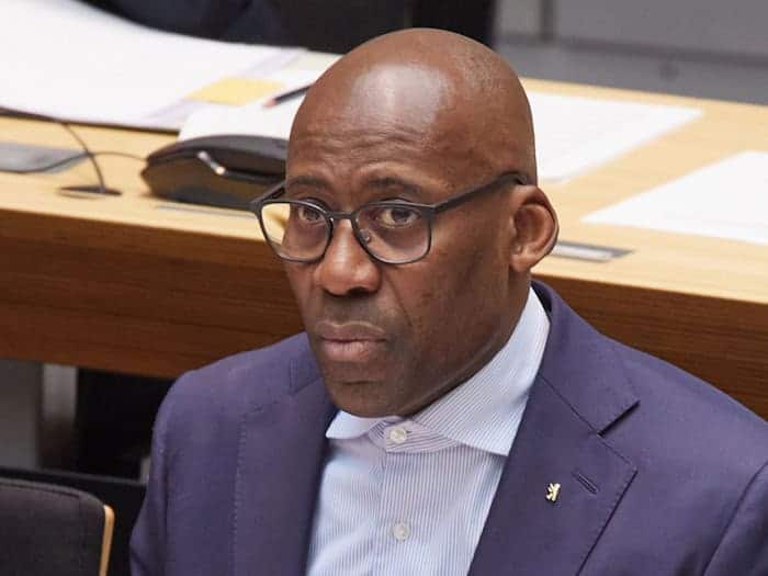 Berlins ehemaliger Kultursenator Joe Chialo hat vor dem Untersuchungsausschuss weitgehend die Auskunft verweigert. (Archivbild)  / Foto: Joerg Carstensen/dpa