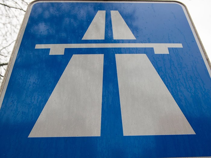 Hitze setzt immer wieder auch dem Belag von Autobahnen zu. (Symbolbild) / Foto: picture alliance / Paul Zinken/dpa