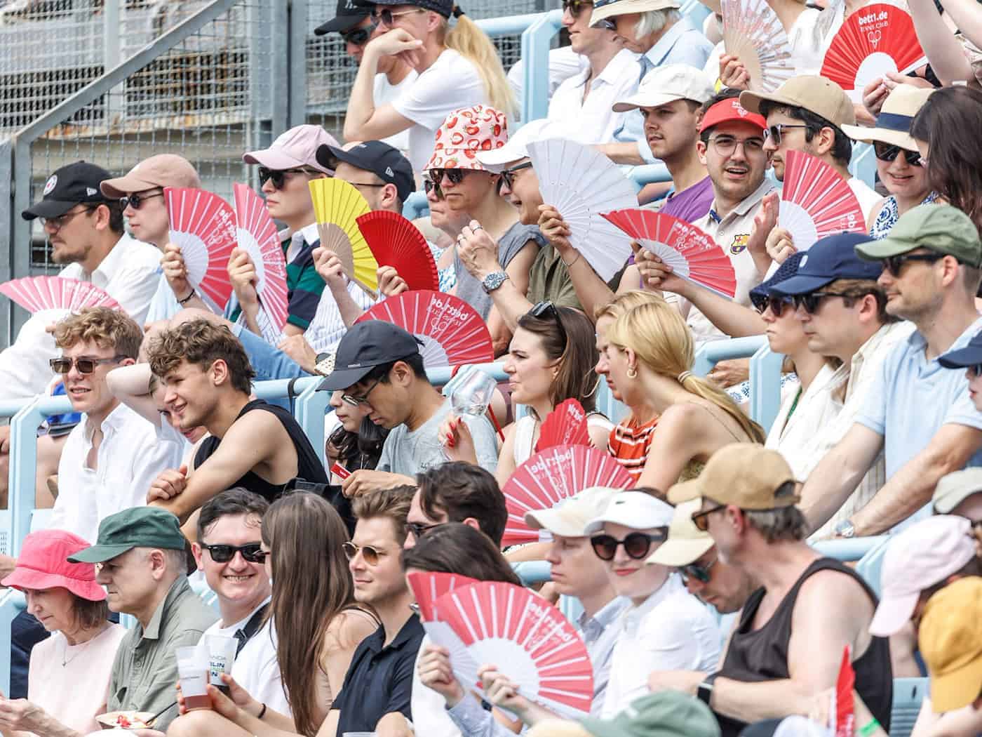 Fächer waren beim Tennis-Turnier im Juni in Berlin auf den Zuschauerrängen gefragt. / Foto: Andreas Gora/dpa