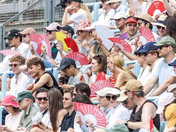 Fächer waren beim Tennis-Turnier im Juni in Berlin auf den Zuschauerrängen gefragt. / Foto: Andreas Gora/dpa
