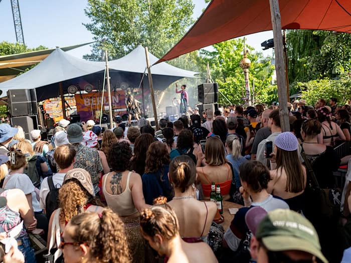 Zur Fête de la Musique am Sonntag in Berlin werden Hunderte Konzerte umsonst und draußen angeboten (Archivbild) / Foto: Fabian Sommer/dpa