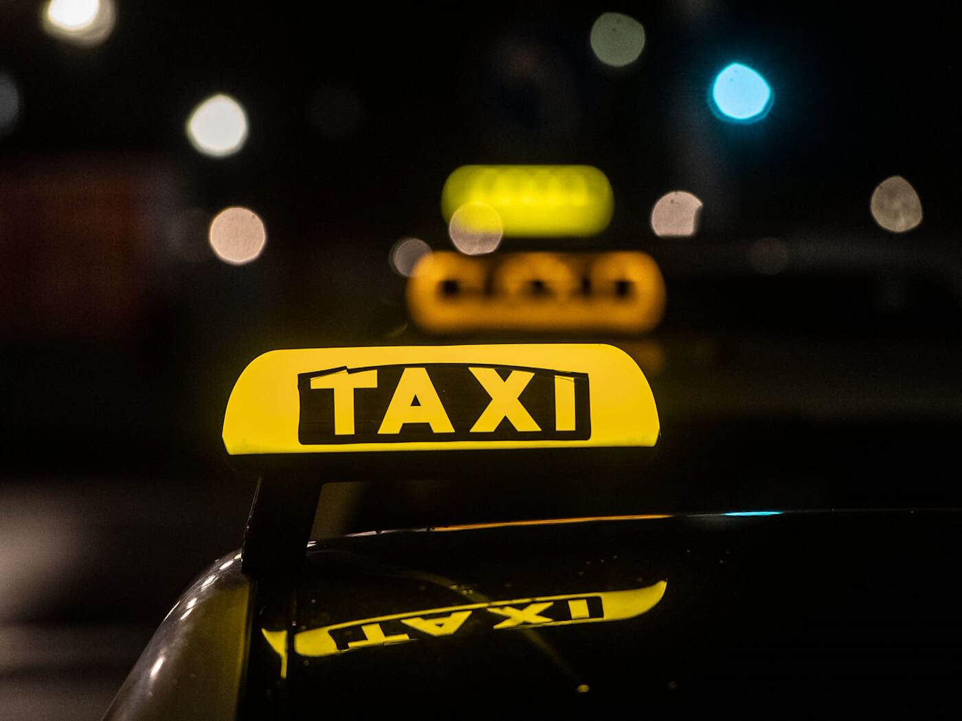 Im Taxi-Gewerbe herrscht ein harter Wettbewerb, angefeuert auch durch die vielen Mietwagen-Vermittlungen, die oft günstigere Fahrten anbieten können. (Symbolbild) / Foto: Paul Zinken/dpa