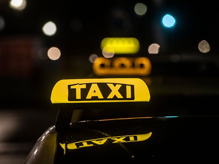 Im Taxi-Gewerbe herrscht ein harter Wettbewerb, angefeuert auch durch die vielen Mietwagen-Vermittlungen, die oft günstigere Fahrten anbieten können. (Symbolbild) / Foto: Paul Zinken/dpa