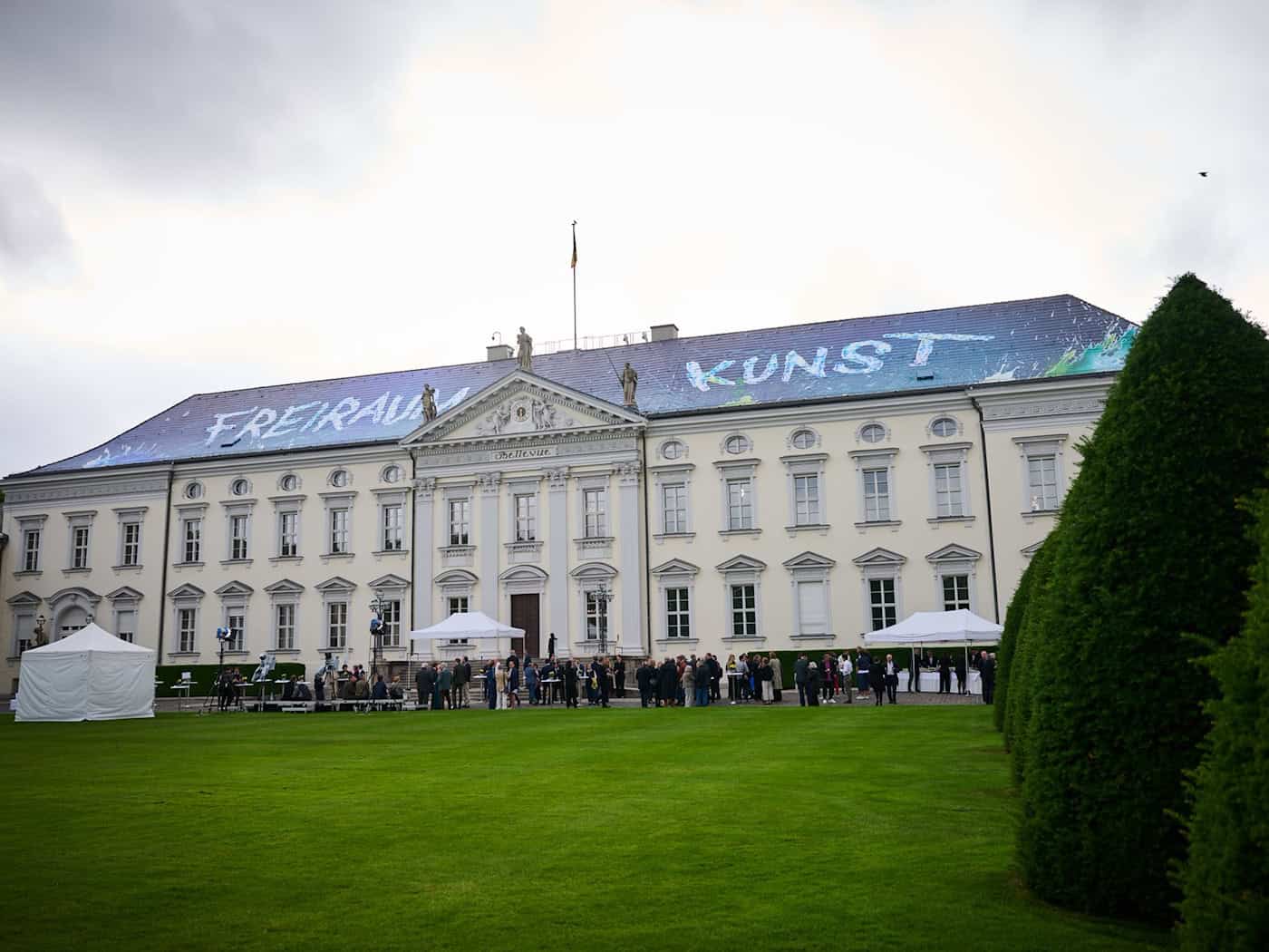 Schloss Bellevue wird für zwei Wochen zur Kunstgalerie. / Foto: Annette Riedl/dpa