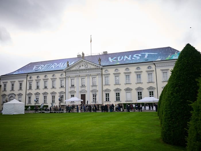 Schloss Bellevue wird für zwei Wochen zur Kunstgalerie. / Foto: Annette Riedl/dpa