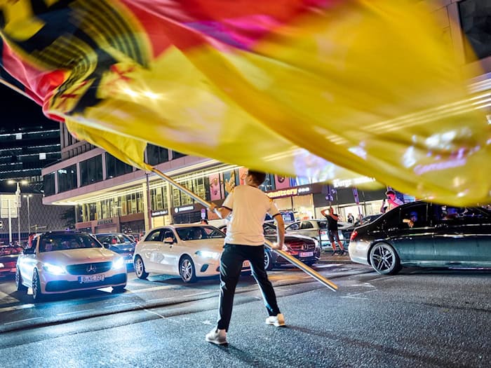 Die Polizei sperrte rund 1.000 Meter des Kurfürstendamms, um Jubelkorsos zu ermöglichen. / Foto: Michael Ukas/dpa
