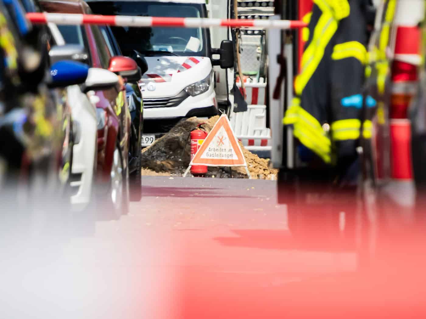 Der Bereich um die Baustelle mit dem Gasleck wurde abgesperrt. / Foto: Christoph Soeder/dpa