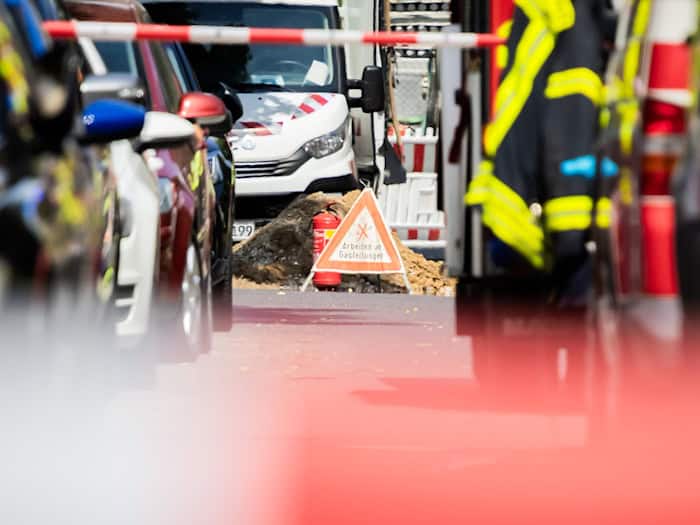Der Bereich um die Baustelle mit dem Gasleck wurde abgesperrt. / Foto: Christoph Soeder/dpa
