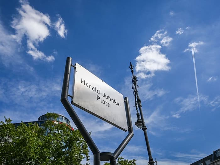 Das Schild am Harald-Juhnke-Platz am Berliner Kurfürstendamm. (Archivbild)   / Foto: Jens Kalaene/dpa
