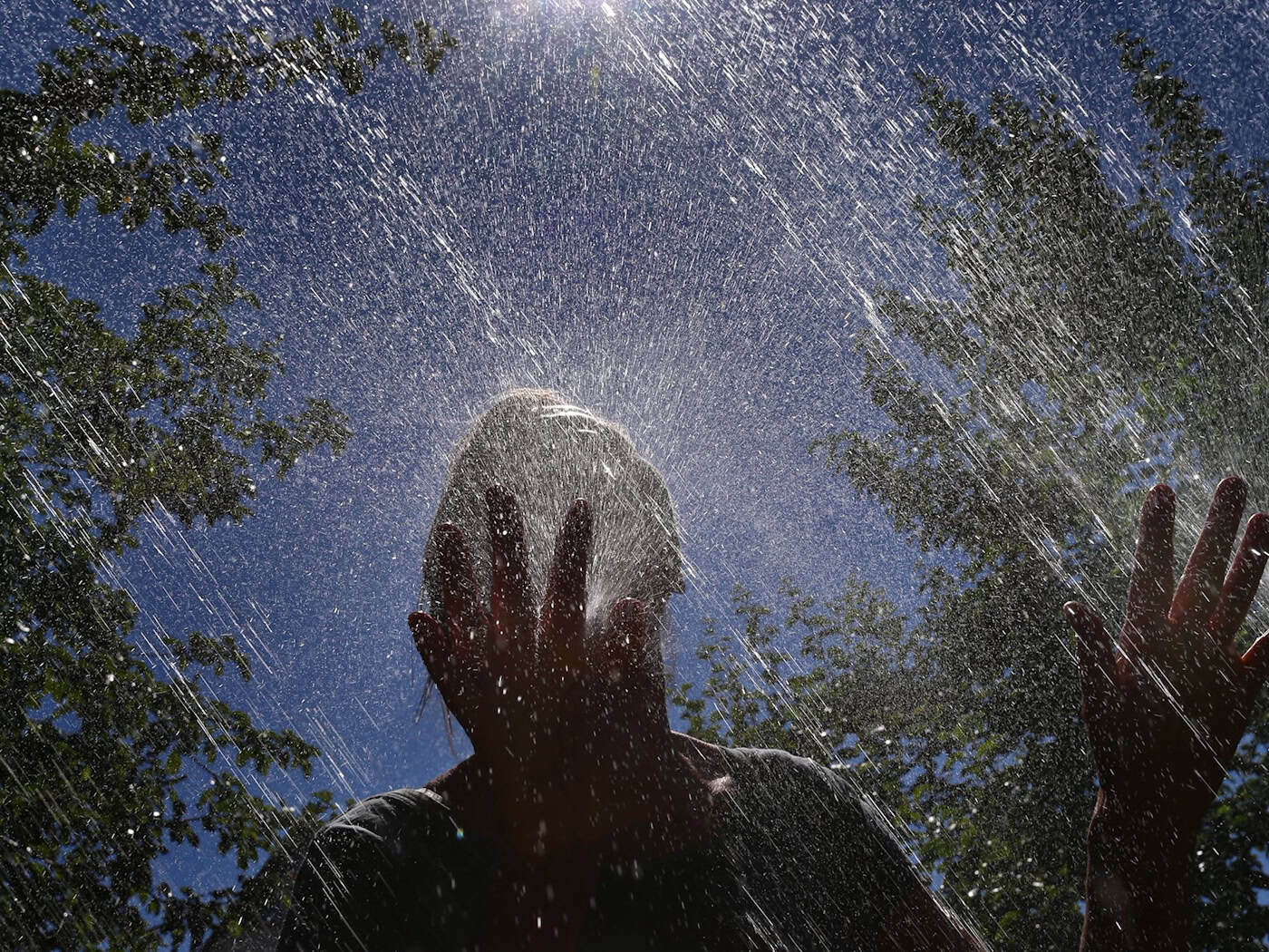Wassernebel soll an heißen Tagen für Abkühlung sorgen. (Archivbild) / Foto: Karl-Josef Hildenbrand/dpa/dpa-tmn