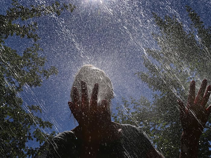 Wassernebel soll an heißen Tagen für Abkühlung sorgen. (Archivbild) / Foto: Karl-Josef Hildenbrand/dpa/dpa-tmn