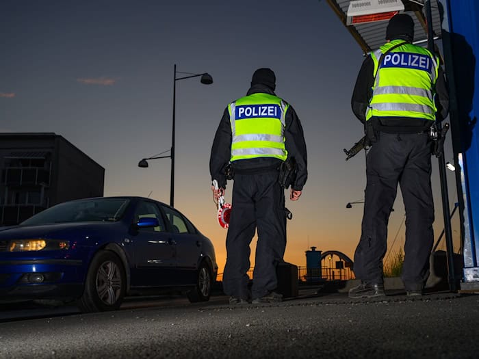 Das Verwaltungsgericht Berlin hat dem Antrag eines Mannes aus Eritrea recht gegeben, der sich gegen seine Zurückweisung nach Polen gewehrt hatte. (Archivbild) / Foto: Patrick Pleul/dpa