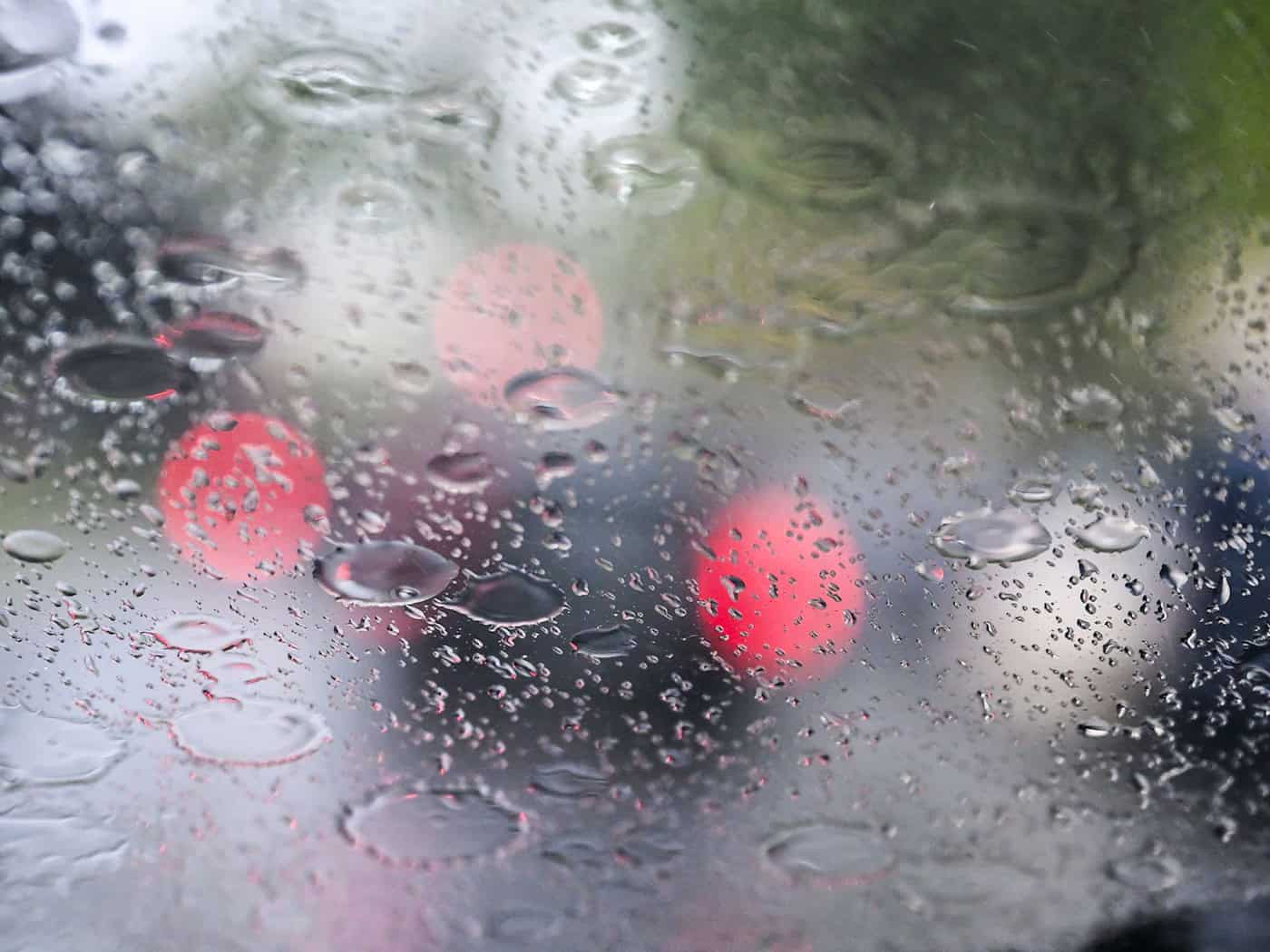 Heute und am Sonntag sind Schauer zu erwarten. (Archivbild) / Foto: Jens Kalaene/dpa