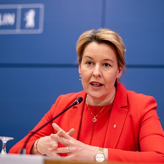 Wirtschaftssenatorin Franziska Giffey (SPD) hält weitere Anstrengungen für nötig, um Berlins Wettbewerbsfähigkeit zu sichern. (Archivbild)  / Foto: Fabian Sommer/dpa
